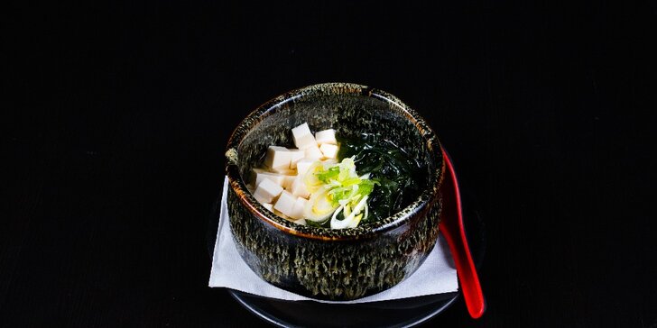 Japonské polední menu s miso polévkou, wakame salátem a sushi setem