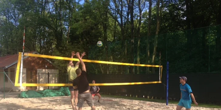 Hodinka plážového volejbalu: Prima zábava i protažení