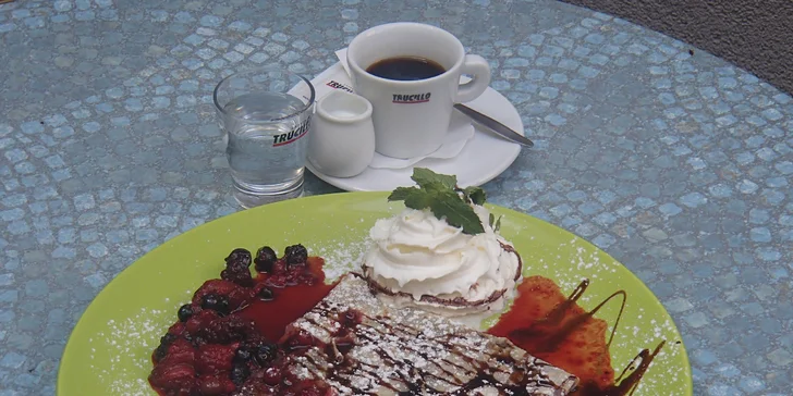 2 francouzské crêpes s jahodami, řeckým jogurtem, šlehačkou a zmrzlinou