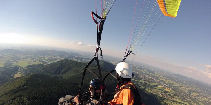 Adrenalin v oblacích: Tandemový let se špetkou akrobacie