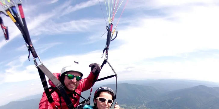 Adrenalin v oblacích: Tandemový let se špetkou akrobacie