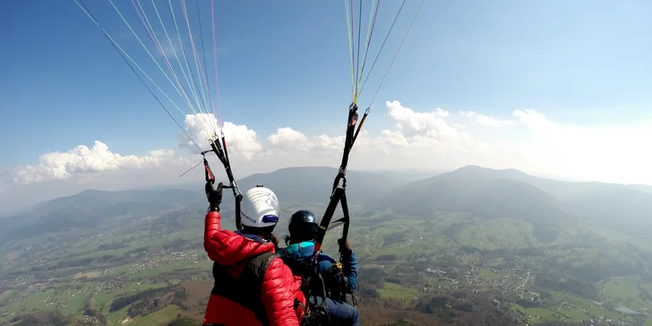 Adrenalin v oblacích: Tandemový let se špetkou akrobacie