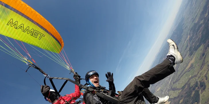 Adrenalin v oblacích: Tandemový let se špetkou akrobacie