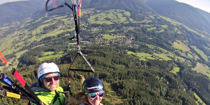 Adrenalin v oblacích: tandemový let se špetkou akrobacie i možnost tréninku