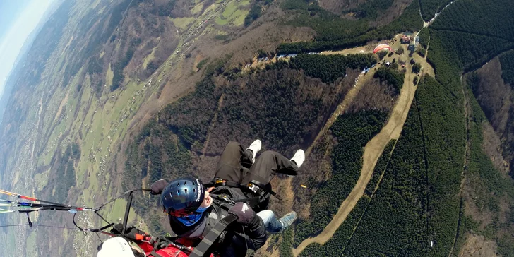 Adrenalin v oblacích: Tandemový let se špetkou akrobacie