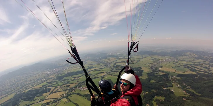 Adrenalin v oblacích: Tandemový let se špetkou akrobacie