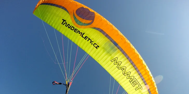 Adrenalin v oblacích: paraglidingový tandemový let se špetkou akrobacie