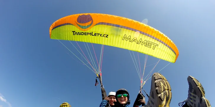 Adrenalin v oblacích: tandemový let se špetkou akrobacie i možnost tréninku