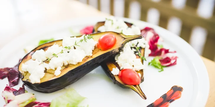 Chutné balkánské menu pro 1 či 2 osoby: Vydatná porcička masa a zeleniny