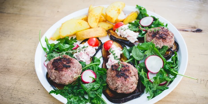 Chutné balkánské menu pro 1 či 2 osoby: Vydatná porcička masa a zeleniny