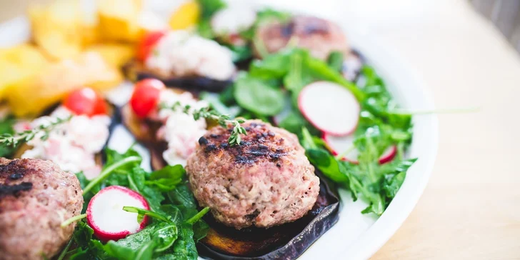Chutné balkánské menu pro 1 či 2 osoby: Vydatná porcička masa a zeleniny