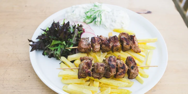 Ochutnejte symboly Řecka: Souvlaki a tradiční anýzový likér Ouzo
