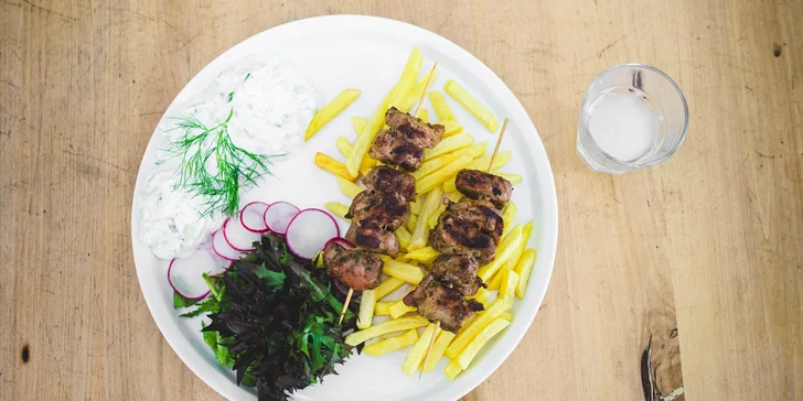 Ochutnejte symboly Řecka: Souvlaki a tradiční anýzový likér Ouzo