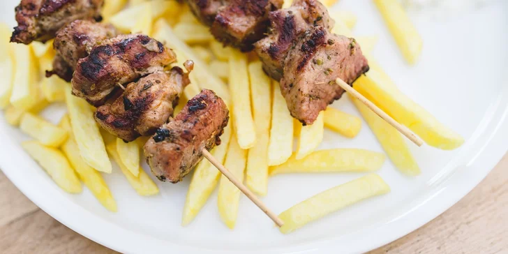 Ochutnejte symboly Řecka: Souvlaki a tradiční anýzový likér Ouzo
