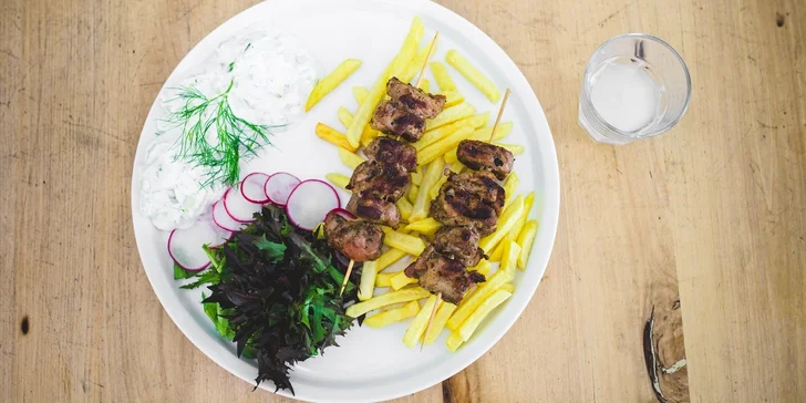 Ochutnejte symboly Řecka: Souvlaki a tradiční anýzový likér Ouzo