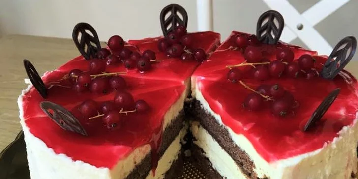 Káva nebo limonáda s dezertem či pohárem v kavárně Lucafféteria