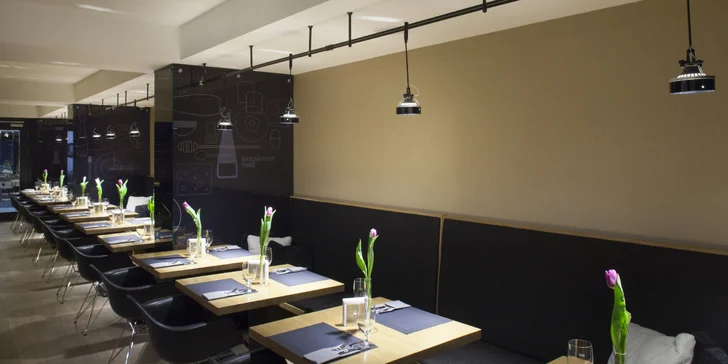 Restaurace se specializuje na tradiční polská a italská jídla a inspiruje se i středomořskou kuchyní.