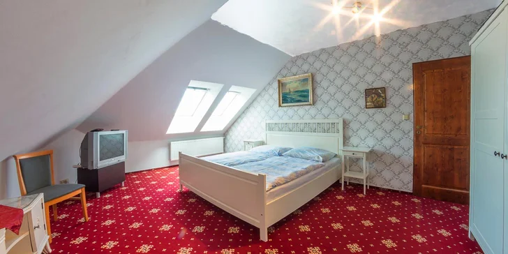 Ubytování můžete zvolit v klasickém pokoji, nebo třeba v apartmánu s vanou (na fotce).