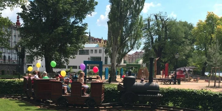 Hned vedle trati najdete dětské hřiště.