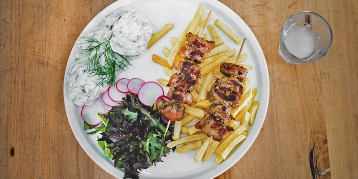 Ochutnejte symboly Řecka: Souvlaki a tradiční anýzový likér Ouzo