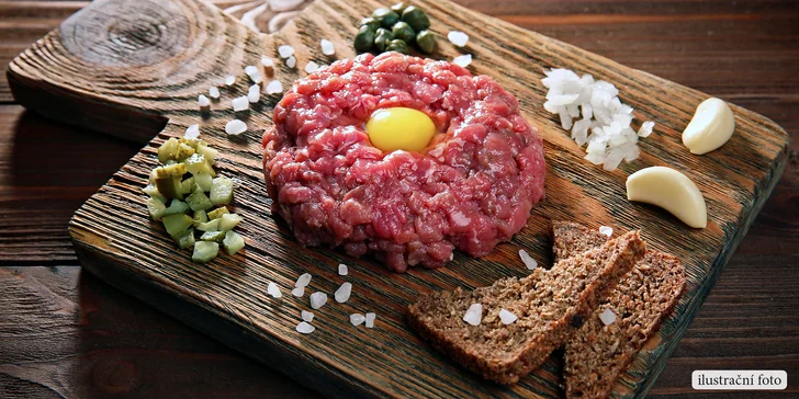 200g tatarák s porcí křupavých topinek