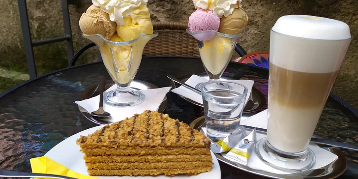 Dejte si kávu, čaj, domácí limonádu, zákusky i slané dobroty. 