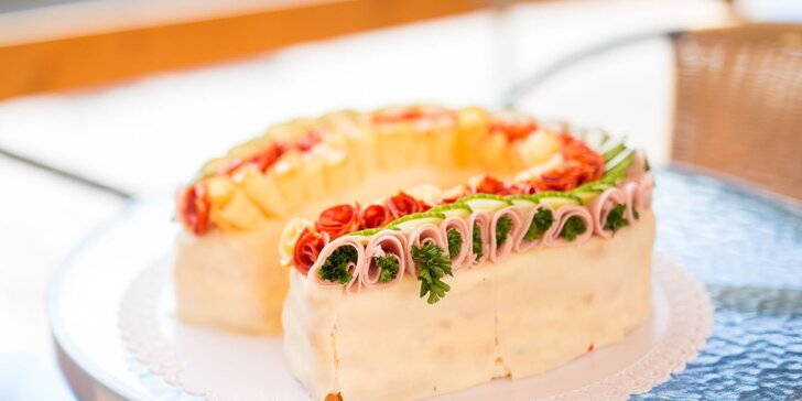 Ozdoba každého večírku: Slané dorty z toustového chleba, uzenin, sýru a zeleniny