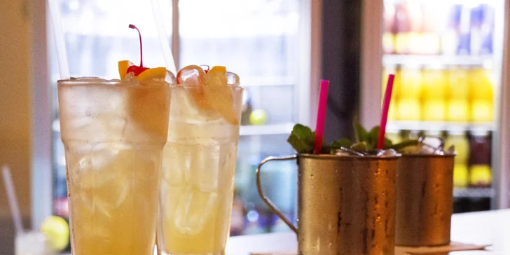 Párty drinky pro partu přátel: 2x Moscow Mule a 2x Tom Collins