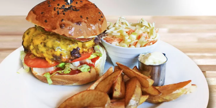 Bohaté burger menu v srdci Karlína včetně domácích hranolků a tatarky