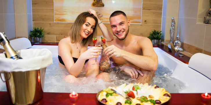 V ceně máte přístup do finské sauny, hydromasážní vanu, odpočinkovou zónu s lehátkem a také zapůjčení županů. 
