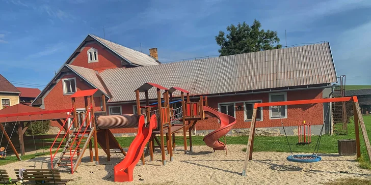Velké dětské hřiště 300m od Hotelu