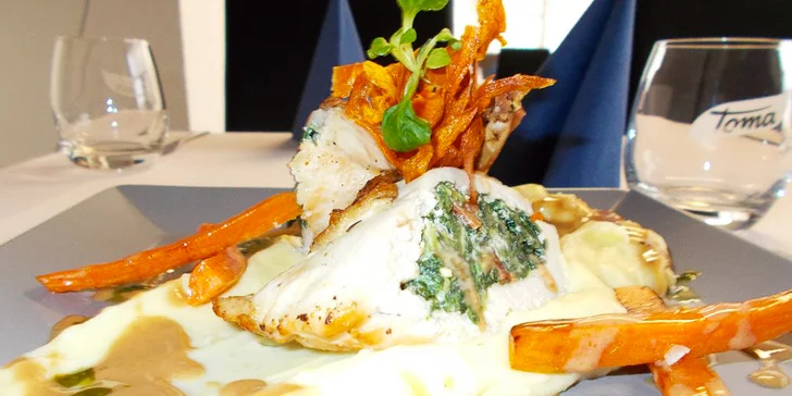 Restaurace je zaměřená na speciality světové kuchyně a staví na kvalitě a pečlivém výběru surovin, do jejichž přípravy vkládá svůj mistrovský cit šéfkuchař Adam Furthner.