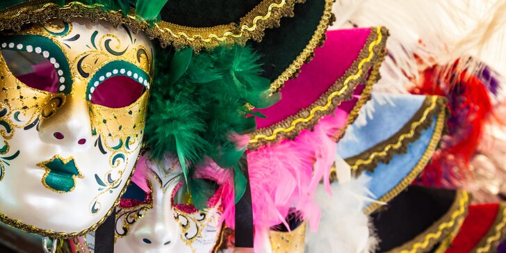Pestrobarevné masky na karnevalu v Benátkách: odjezd v pondělí