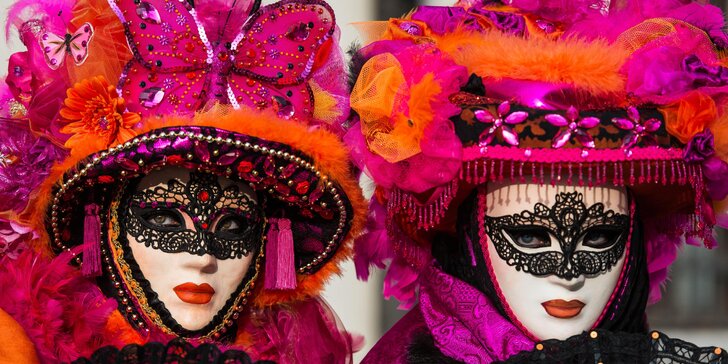 Pestrobarevné masky na karnevalu v Benátkách: odjezd v pondělí