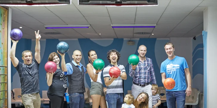 Sejměte všechny kuželky: hodina bowlingu pro partu