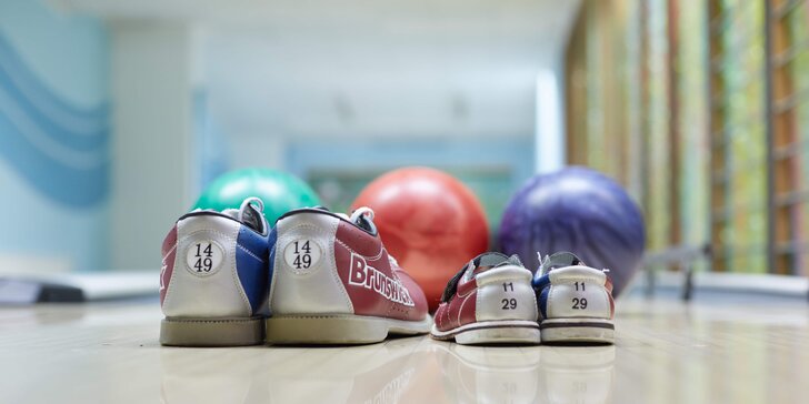 Hodina bowlingu na jedné nebo dvou drahách až pro 16 hráčů