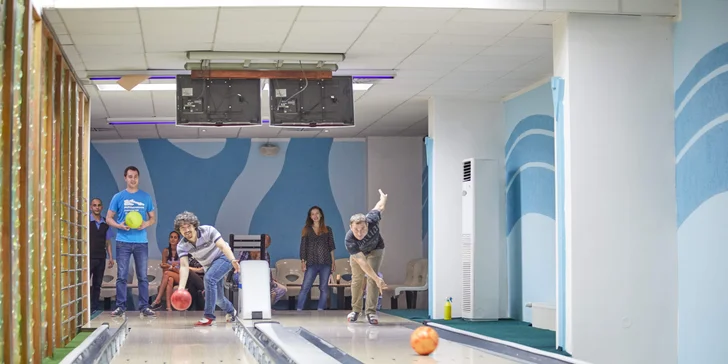 Sejměte všechny kuželky: hodina bowlingu pro partu