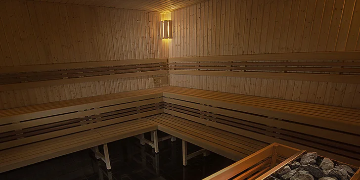 Celodenní vstup do luxusního saunového centra: masáže, sauny, vířivka a sekt