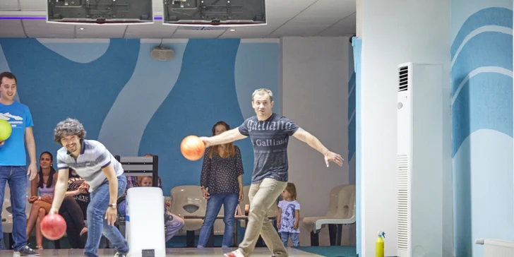 Sejměte všechny kuželky: hodina bowlingu pro partu