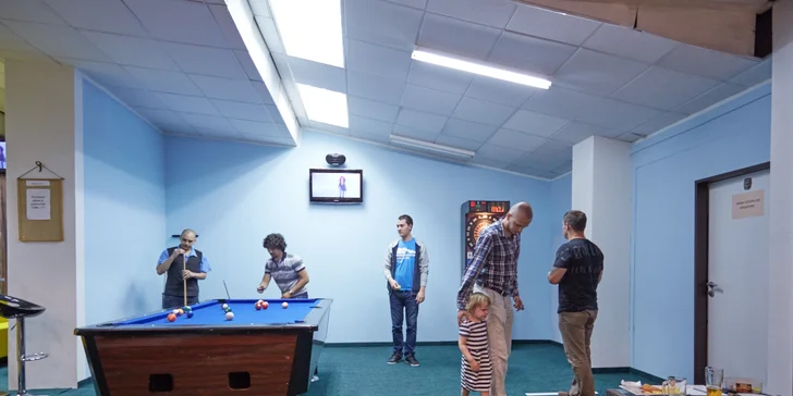 Sejměte všechny kuželky: hodina bowlingu pro partu