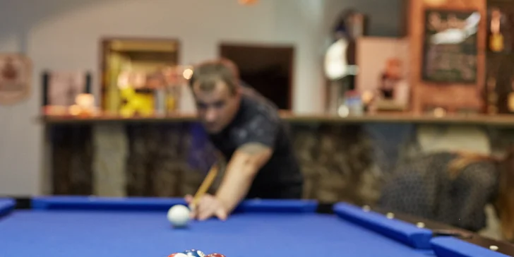 Sejměte všechny kuželky: hodina bowlingu pro partu