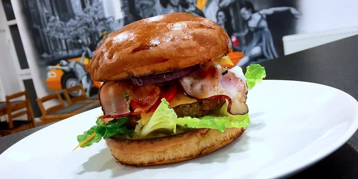 Menu pro 1 nebo 2 fanoušky burgerů: Pestrý výběr + hranolky a salát