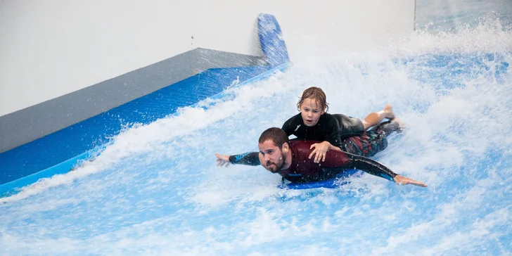 30 minut bodyboardingu na simulátoru pro 2 osoby: vybavení i videozáznam