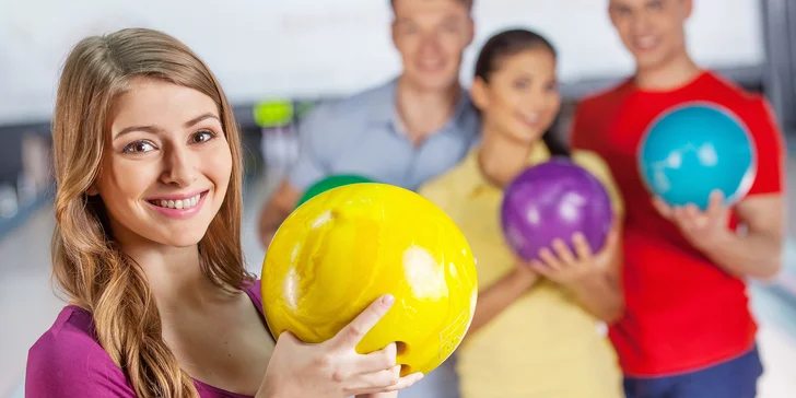 Hodina bowlingu na jedné nebo dvou drahách až pro 16 hráčů