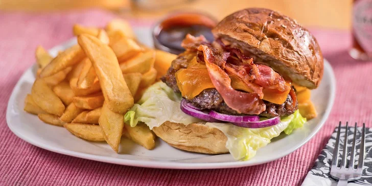 2x parádní Immigrant burger, hranolky, Coleslaw, polévka a dezert