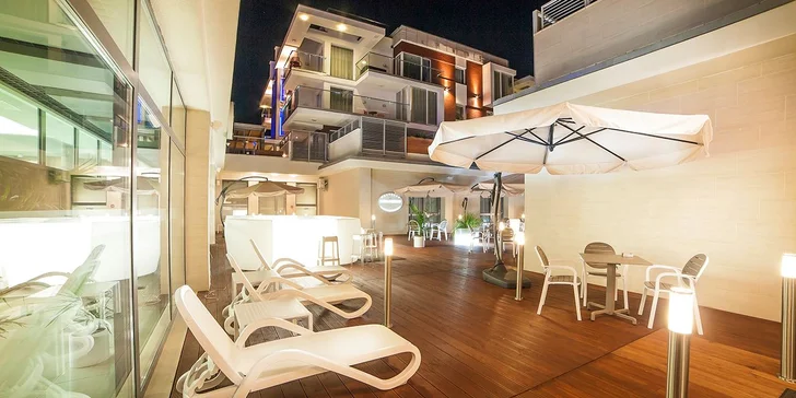 Místo k odpočinku najdete i na balkónu nebo terase před apartmány.