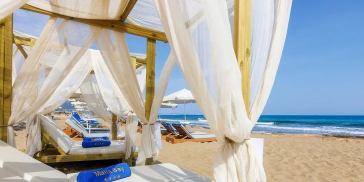 Hned u hotelu se nachází písčitá pláž Tropical Beach. 