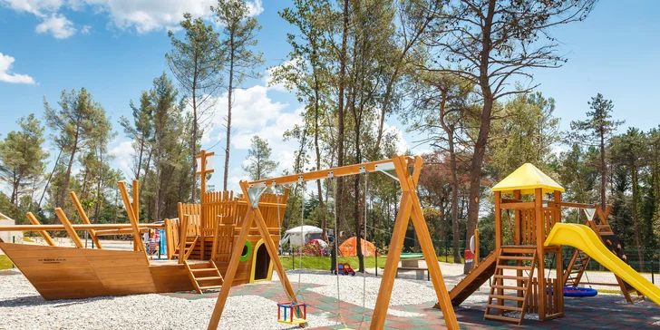 Děti se zabaví na hřišti, v červenci a srpnu pak funguje miniklub. 