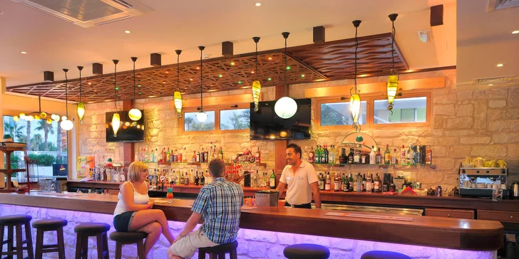 Snídaně a lehké snacky si vychutnáte přímo v klidu Nelia Gardens, na bufetové obědy a večeře se vydáte do sesterského hotelu Nelia Beach. 
