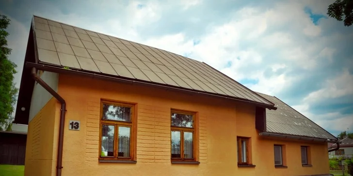 Všetok potrebný komfort nájdete samozrejme aj v chalúpke – nechýba plne zariadená kuchyňa s chladničkou, mikrovlnnou rúrou, rýchlovarnou kanvicou a kuchynským riadom. 